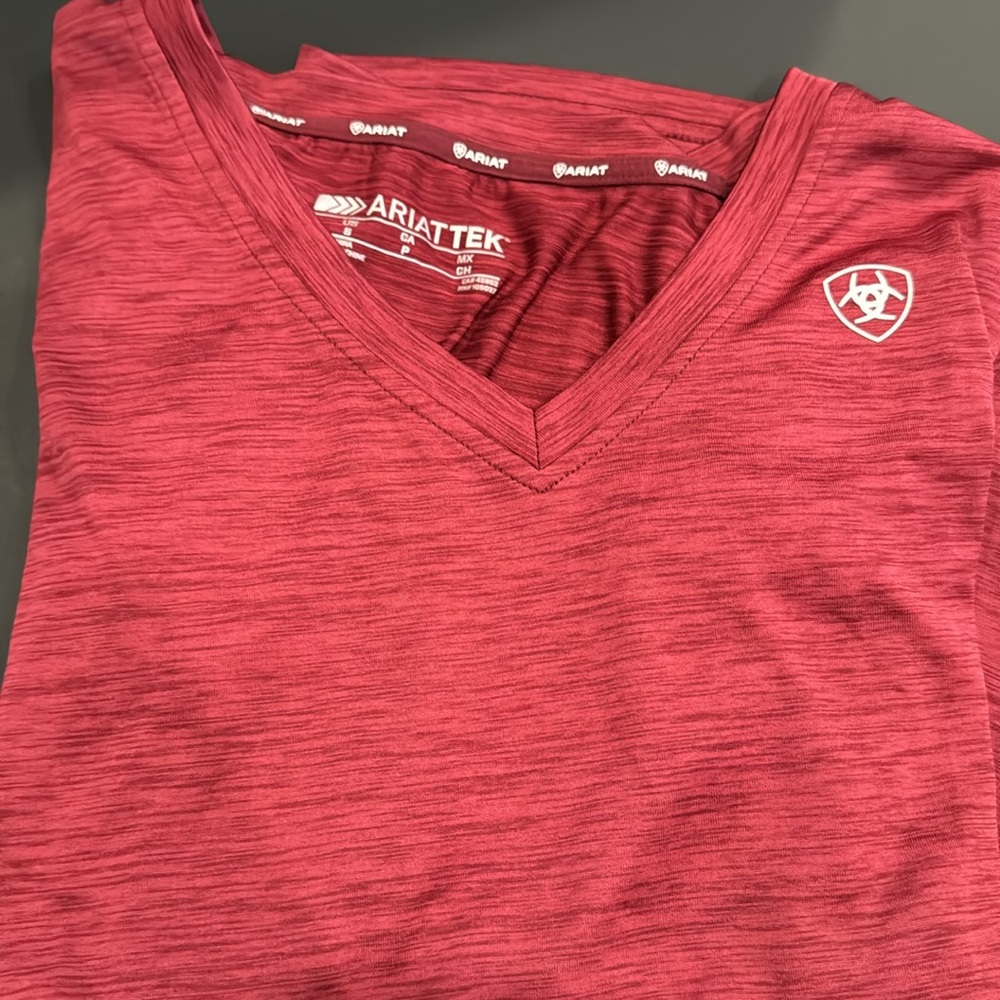 Ariat v-neck tee. Size S - Picture 2 of 3